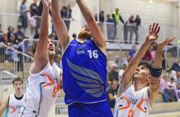 Simon Tratnik (v modri opremi) je tudi to sezono eden ključnih 
košarkarjev Hidrie.