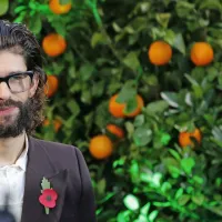 Medvedku je glas znova posodil Ben Whishaw. 