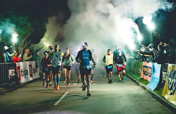 Start teka na 108 km so spremljevalci tekmovalcev, gledalci in 
organizatorji pospremili z baklami.