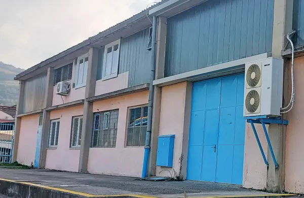 Neznanci  so  se po  vlomu  v skladišče   odpeljali  s plenom, vrednim  
dobrih  16.000 evrov.   
