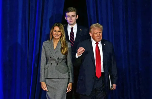 Donald Trump ob prihodu na oder s soprogo Melanio in sinom 
Barronom