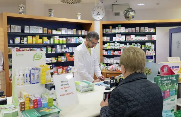 Farmacevti so kot zdravstveni delavci obvezani k poročanju o 
nezaželenih učinkih zdravil, kot strokovnjaki za zdravila pa lahko 
nudijo ustrezne nasvete, kako ravnati. Fotografija je simbolična.