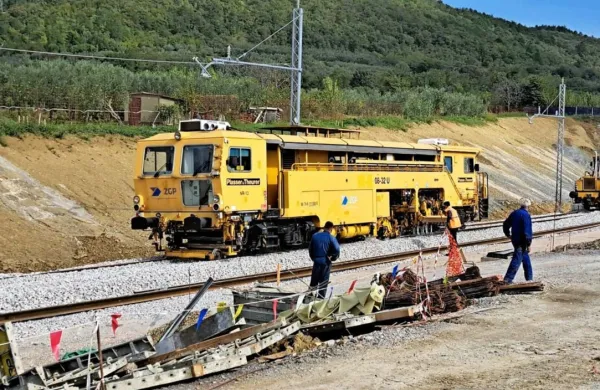 Tire polagajo s posebno železniško mehanizacijo, ki zagotavlja njihovo višinsko in smerno uravnavo.