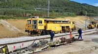 Tire polagajo s posebno železniško mehanizacijo, ki zagotavlja njihovo višinsko in smerno uravnavo.