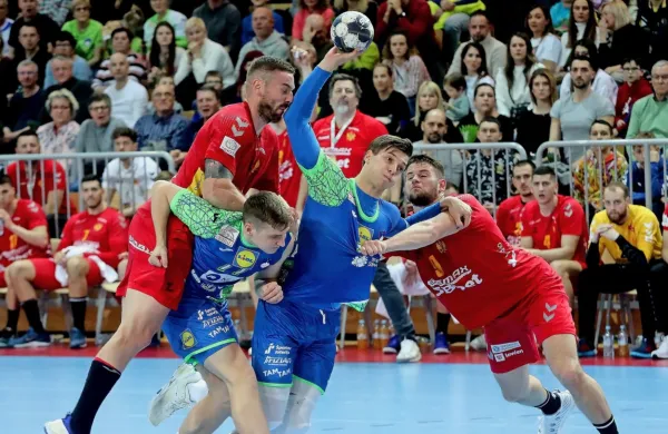Domen Makuc (z žogo) bo po daljšem času oblekel reprezentančni dres. 

