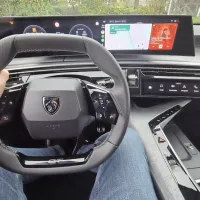 Na koncu našega preskusa smo zabeležili povprečje 5,4 litra in 
50-odstotni delež vožnje na elektriko.