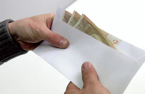 Tat  naj  bi  v  domu našel  blagajno in iz nje  ukradel  večjo  vsoto  denarja.  