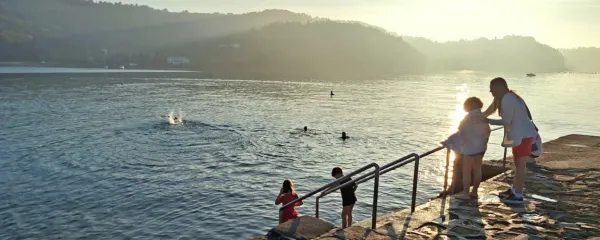 Minuli konec tedna je bilo na plažah (na fotografiji prizor iz Strunjana) prav živahno. Številni so lepe dneve izkoristili za osvežitev v morju, ki ima te dni še vedno za marsikoga prav prijetnih 19 stopinj Celzija.