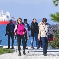 Dvojni učinek sprehoda ob morju: telo se naužije joda, sonce pa prispeva nujno potrebni vitamin D. 