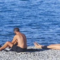 Gola koža v začetku novembra? Zakaj pa ne! Če te božajo topli sončni žarki, so oblačila hitro odveč.  