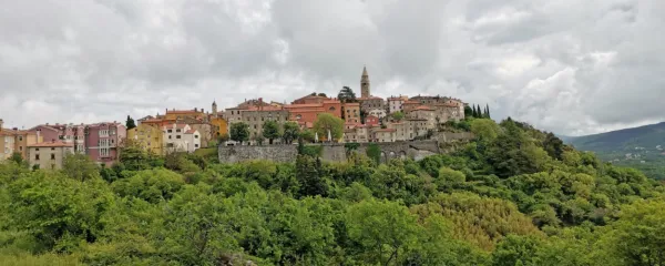 Presika je vas na vzpetini pri Labinu. 