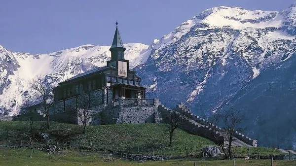 Javorca je najbolj slikovit in najbolje ohranjen spomin na prvo 
svetovno vojno v Posočju. 