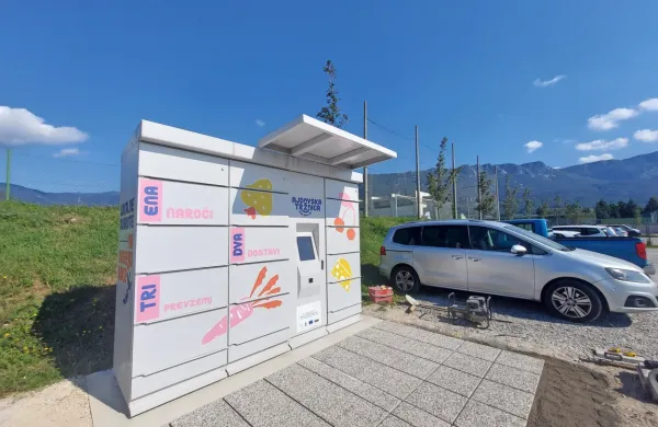 Paketomat z lokalnimi pridelki je postavljen blizu nogometnega stadiona v Ajdovščini.