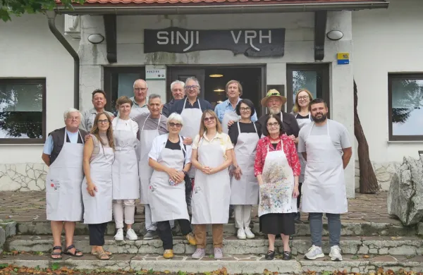 Udeleženci letošnje, že 30. likovne kolonije Umetniki za karitas na Sinjem vrhu.