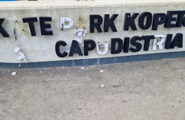 Ob  začetku  krompirjevih  počitnic  so  neznanci  demolirali  napis     pri  
skate  parku. 