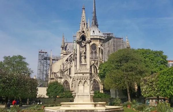 Eden zadnjih posnetkov Notre Dame pred izbruhom požara 