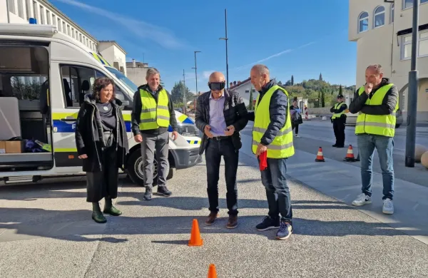Kako dojema prostor okrog sebe pijan voznik, je tokrat s posebnimi 
simulacijskimi očali preizkusil tudi briški župan Franc Mužič.