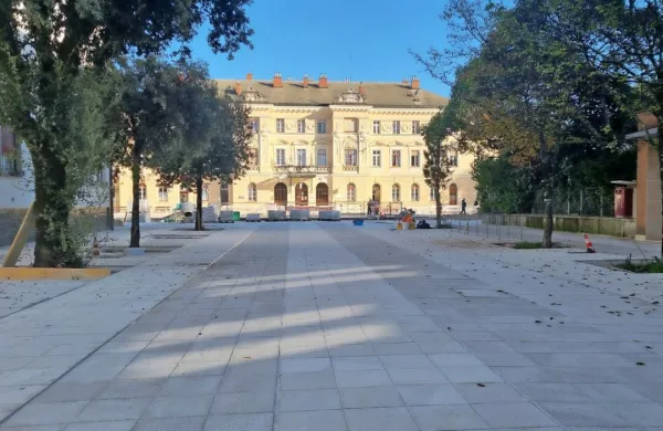 S prenovo  želijo Trg Evrope  spremeniti v kraj druženja in v živahno 
stičišče dogajanja.