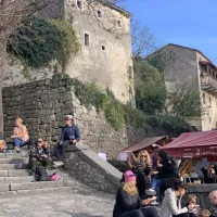 Martinovanje na Krasu: lepo vreme privabilo množico vinoljubcev na največje razpr&scaron;eno martinovanje v Sloveniji (FOTO)