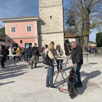 Martinovanje na Krasu: lepo vreme privabilo množico vinoljubcev na največje razpr&scaron;eno martinovanje v Sloveniji (FOTO)