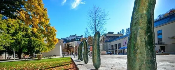 Kumare na Furtwänglerparku naj bi ponazarjale človeka. 