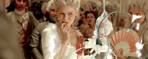 Veliko blišča in lišpanja, umivanja pa menda bolj malo. Francoska 
kraljica Marija Antoaneta, ki jo je filmu Sofie Coppole leta 2006 
fantastično upodobila Kirsten Dunst.