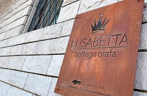 V noči na soboto so neznanci vlomili v zlatarno Elisabetta v 
Sesljanu in ukradli zlatnino ter druge dragocenosti v skupni 
vrednosti 100.000 evrov. 