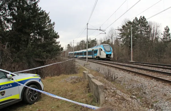  Lokalni potniški vlak, ki je vozil med Ljubljano in Sežano, je   21. 
decembra lani     trčil v skupino delavcev SŽ, ki so na progi izvajali 
redna vzdrževalna dela.