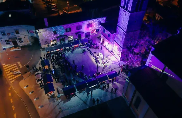 Pogled na otvoritev turistično informativne točke v Sežani z 
višav.