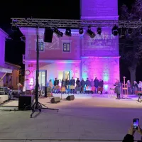 Na pročelju je bila izpisana Kosovelova poezija, župan Andrej Sila 
in predstavniki ponudnikov pa so z vrat centra simbolično odnesli 
kovčke.