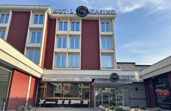 Družba Casino Bled  želi igralnico  z Bleda preseliti v Ajdovščino in 
v hotelu  Gold Club  obiskovalcem ob  igralnih avtomatih ponuditi 
tudi žive igre na srečo. 