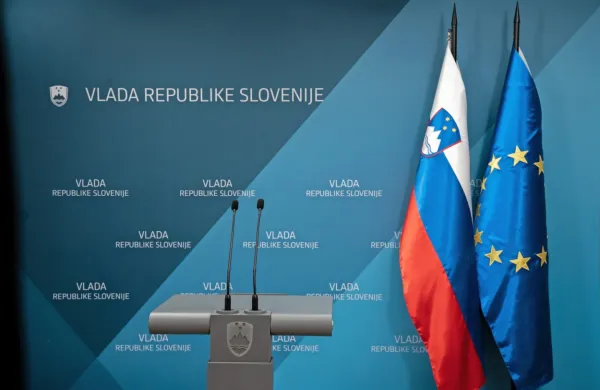 Vlada in sindikati javnega sektorja naj bi  parafirali kolektivne 
pogodbe dejavnosti.  Toda k parafiranju dokumentov ne bodo 
pristopili vsi sindikati.