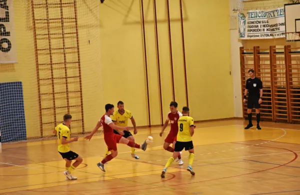 Nejc Kovačič (z žogo) je za Oplast dosegel dva gola.