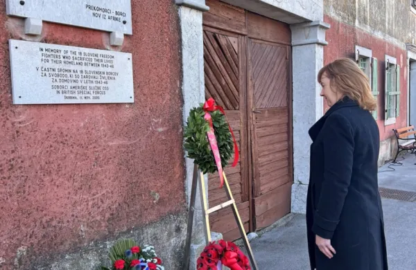 Veleposlanica Združenega kraljestva Victoria Harrison je položila 
venec k spominski plošči padlim padalcem v vasi Škrbina.