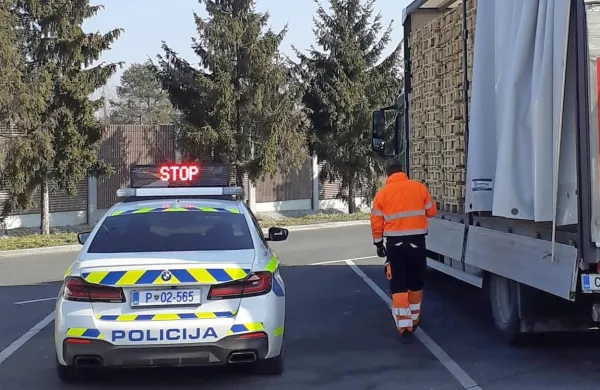 Med poostrenimi nadzori bodo   policisti  pozorni na spoštovanje omejitev hitrosti, tehnično brezhibnost 
vozil, morebitno preobremenjenost ter upoštevanje pravil o nalaganju tovora. 