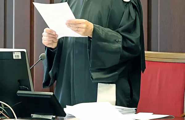 V sodni&scaron;kem dru&scaron;tvu obsojajo grožnje sodnikom na spletu. Golob: Stvari so &scaron;le predaleč.