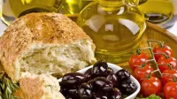 Mediteranska prehrana sloni na lokalnih sezonskih pridelkih, 
oljčnem olju, zmernem uživanju rdečega vina, ribah, oreščkih in 
občasnem uživanju mesa.