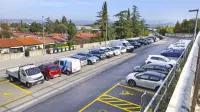 Stanovalcem soseske ob Dolinski cesti so namenjena tudi parkirišča nad cesto, a bi marsikdo zaradi bližine doma raje parkiral v 
Ulici Generala Levičnika. 