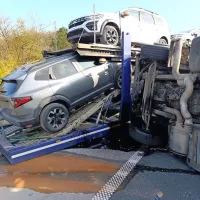 Od petih avtov na prikolici jo je rahlo skupil le prvi.