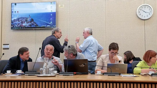 Od organov dveh sindikatov, SDOS in PSS, je odvisno, ali bodo 
zaposleni v državni upravi dobili celoten predviden dvig plače.