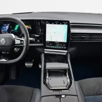 V notranjosti je rafale prostoren, razkošen in ergonomsko prepoznavno zasnovan.



