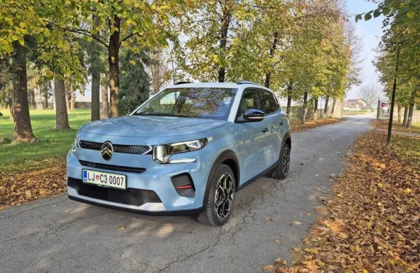 Mestni Citroenov malček pred kupce prihaja s svežo podobo in 
znano koncernsko motorizacijo.