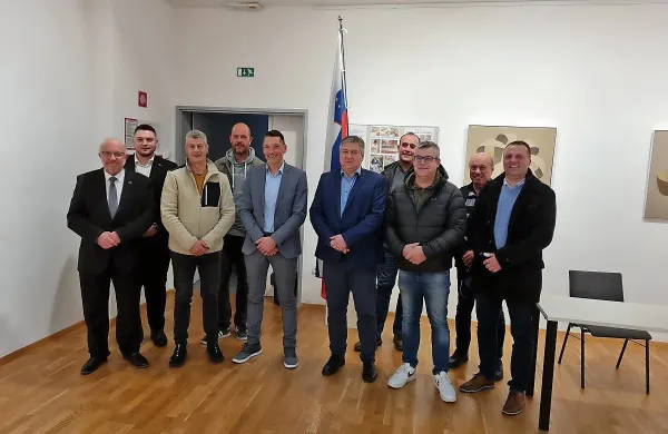 Nadomestna kandidata za državnega svetnika med elektorji po 
izvolitvi Otona Bratuža (peti z desne) za novega člana DS.