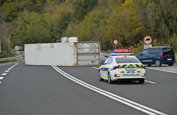 Nekaj ur za tem, ko so zaradi premočne burje zaprli avtocesto 
skozi predor Kastelec proti Kozini, je za dodatno zmedo v prometu 
danes dopoldne poskrbel voznik ljubljanskega tovornjaka. 