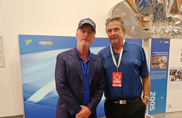  Vojko Korošec (desno) v družbi upokojenega  severnoirskega 
dirkača formule 1 Eddiea Irvina.