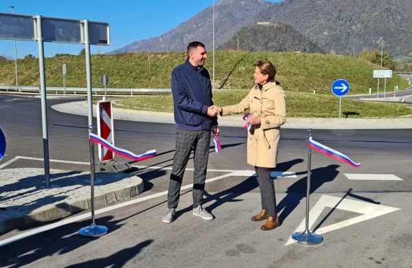 Ministrica za infrastrukturo Alenka Bratušek in tolminski župan 
Alen Červ sta danes uradno odprla  tolminsko obvoznico,