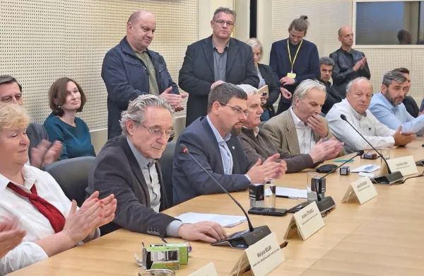 Vlada in sindikati javnega sektorja so  podpisali kolektivne pogodbe oziroma anekse in dogovore, ki so podlaga za uveljavitev 
sprememb v plačnem sistemu s 1. januarjem.