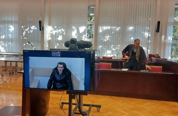 Irenej  Bizjak  je  razglasitev  sodbe  spremljal  prek  video povezave  iz  
solkanskega  zapora. 
