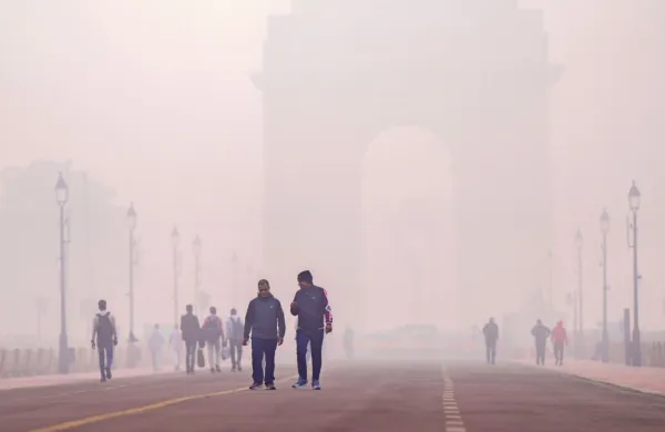 V New Delhiju zaradi smoga do nadaljnjega zaprli &scaron;ole