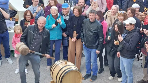 Martinovanja z raznimi vražami in običaji se nadaljujejo tudi te 
dni.